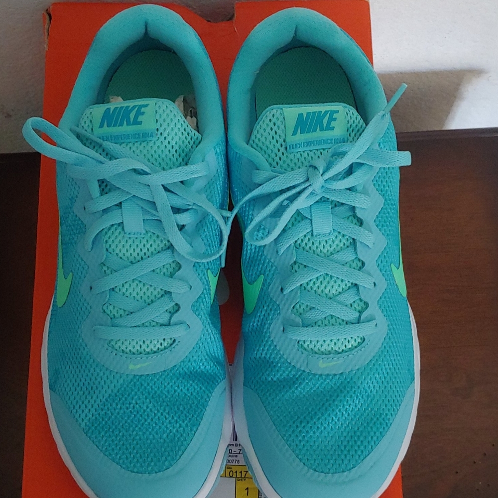 Sneakers - Picture 4 of 7